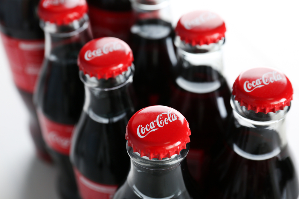 nealkoholicky napoj coca cola a sklenene lahve